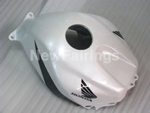 Cargar imagen en el visor de la galería, Black and Pearl White Factory Style - CBR600RR 05-06 Fairing