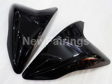 Cargar imagen en el visor de la galería, Black White Factory Style - GSX-R750 11-24 Fairing Kit